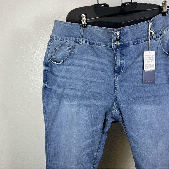 Laurie Felt | Light Blue Ankle Jeans - Picture 2 of 10